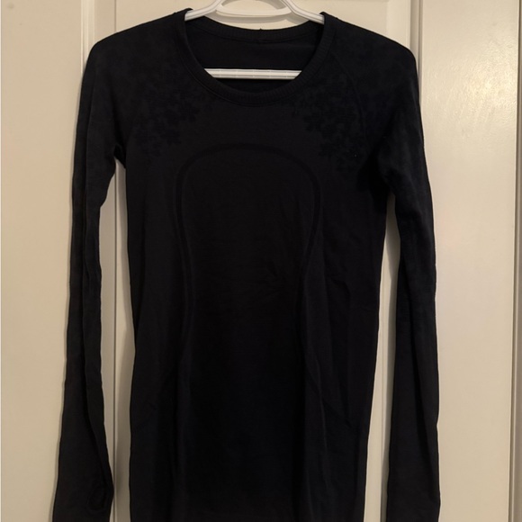 Lululemon Women's dark navy paisley Long Sleeve Top Run Swiftly 6 - Picture 3 of 7